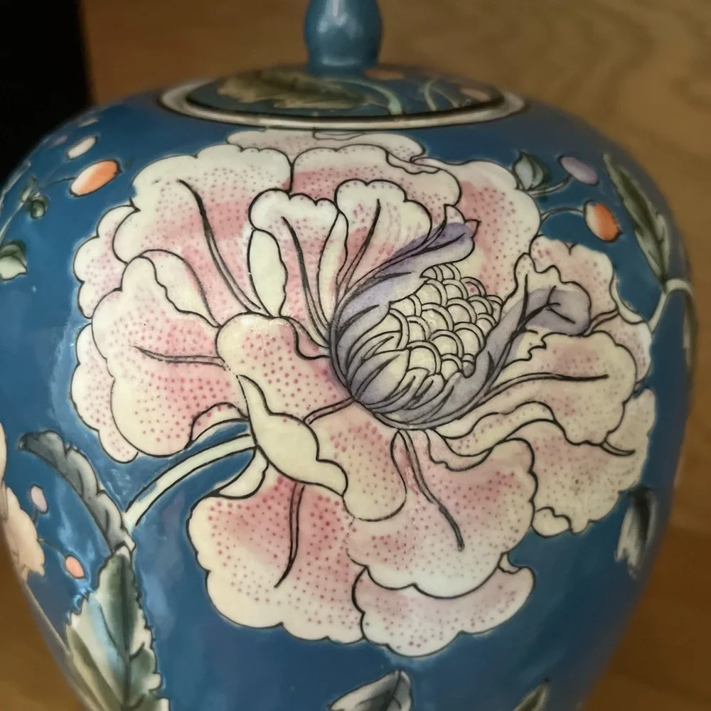 Vintage Japanese GINGER JAR TEMPLE JAR URN W LID Floral Porcelain Flowers MACAU - Picture 7 of 8